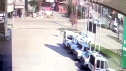 Ambulansla çarpışan araç, telefon direği halatına asılı kaldı