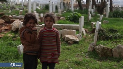 نازحو إدلب..أحياء يعيشيون مع الموتى في المقابر