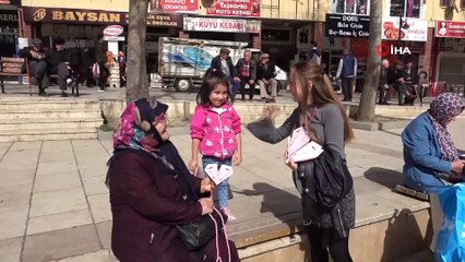 Öğrenciler, Kadınlar Gününde pembe uçak dağıttı