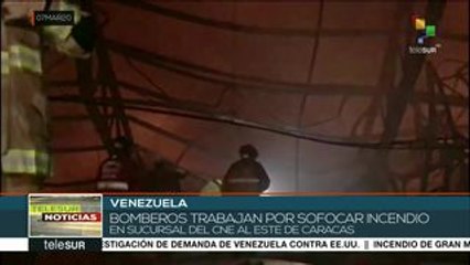 Venezuela: bomberos trabajan para contrarrestar incendio en el CNE
