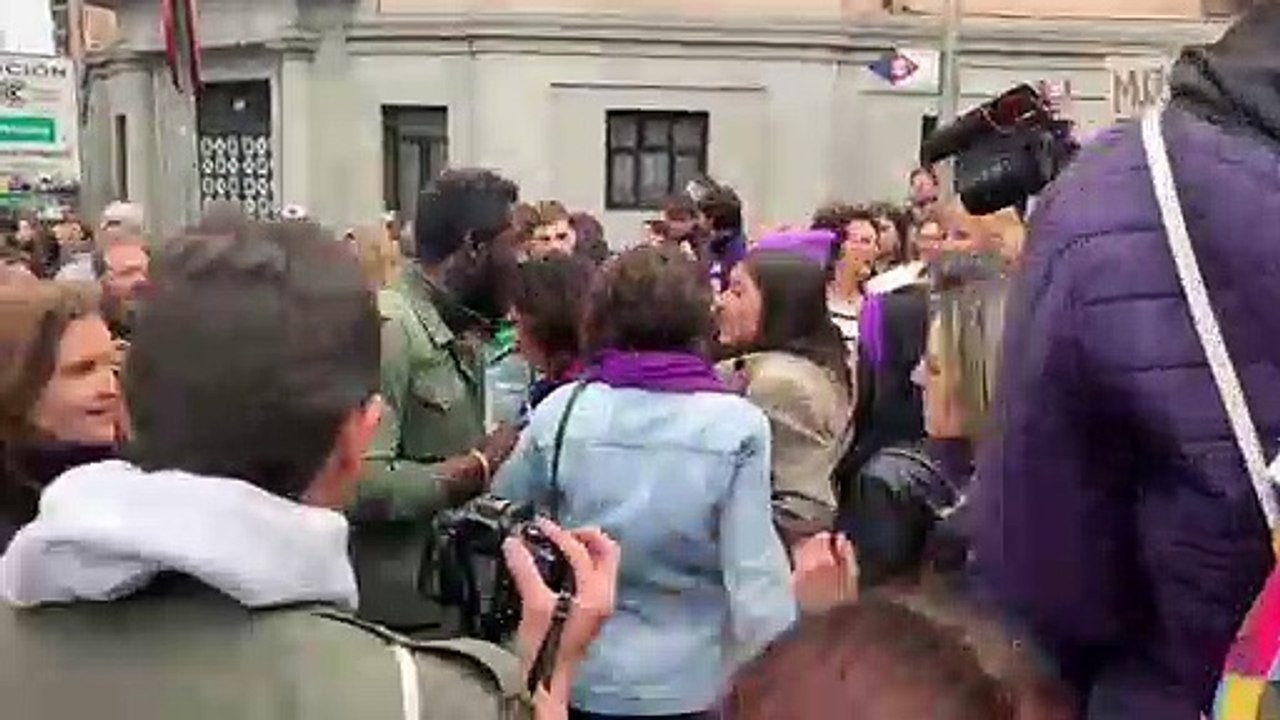 Bertrand Ndongo desalojado abruptamente por los escoltas de Irene Montero