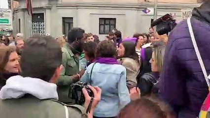 Bertrand Ndongo desalojado abruptamente por los escoltas de Irene Montero