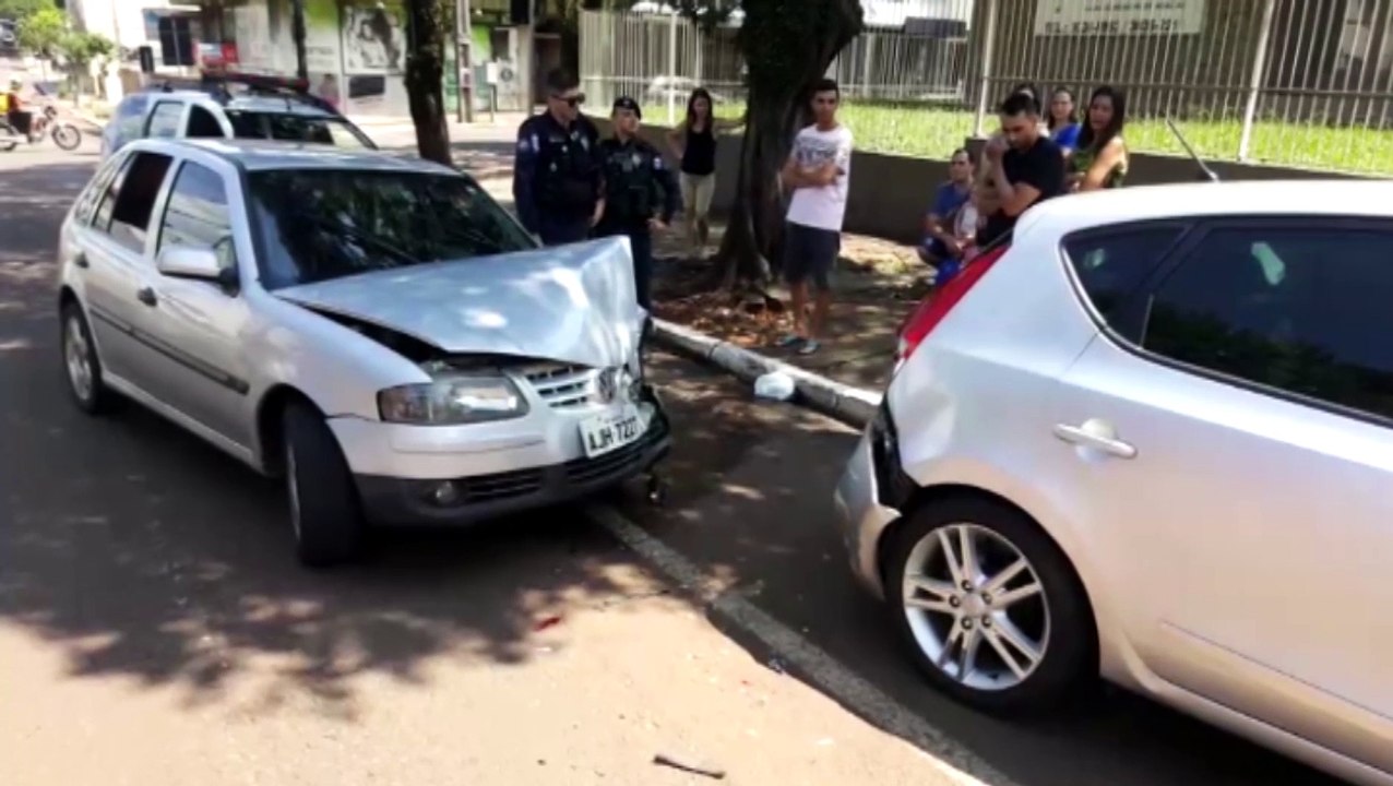 Gol bate na traseira de I30 estacionado e motorista abandona automóvel