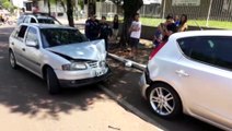 Gol bate na traseira de I30 estacionado e motorista abandona automóvel