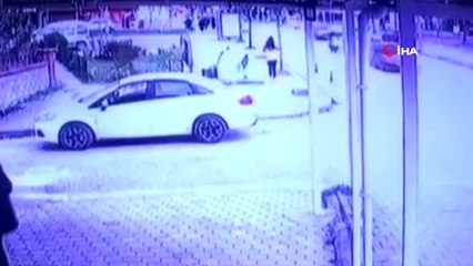 Otomobil karşı şeride böyle geçti...Facianın eşiğinden dönülen kazada 1 kişi yaralandı