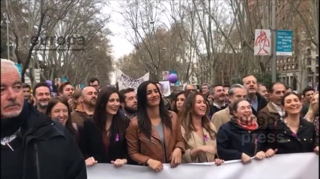 Villacís impide que tres jóvenes sentadas frenen la cabecera de Cs