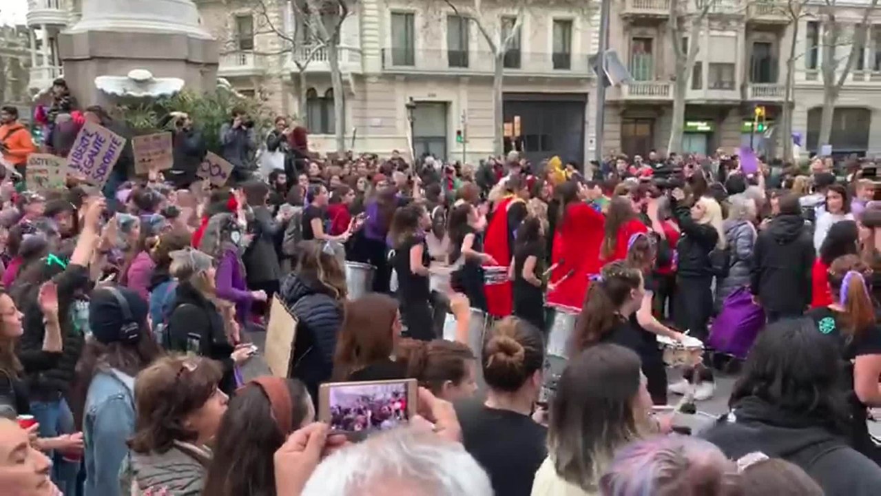 La manifestación feminista de Barcelona, en un ambiente festivo