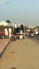 Inde : ils vident leurs poubelles dans la rivière !