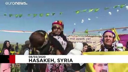 Kurdok nőnapi tánca a szíriai Haszakában
