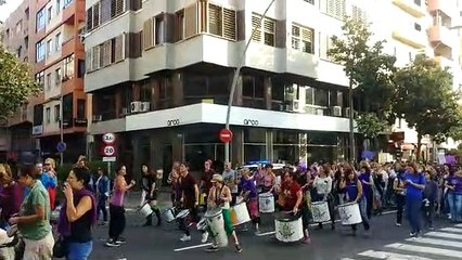 8-M: Santa Cruz se tiñe de violeta y protesta al ritmo de la batucada