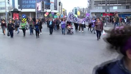 KADINLAR DÜNYA KADINLAR GÜNÜ İÇİN KADIKÖY'DE TOPLANDI
