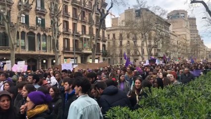 La manifestación feminista de Barcelona llena la Gran Via