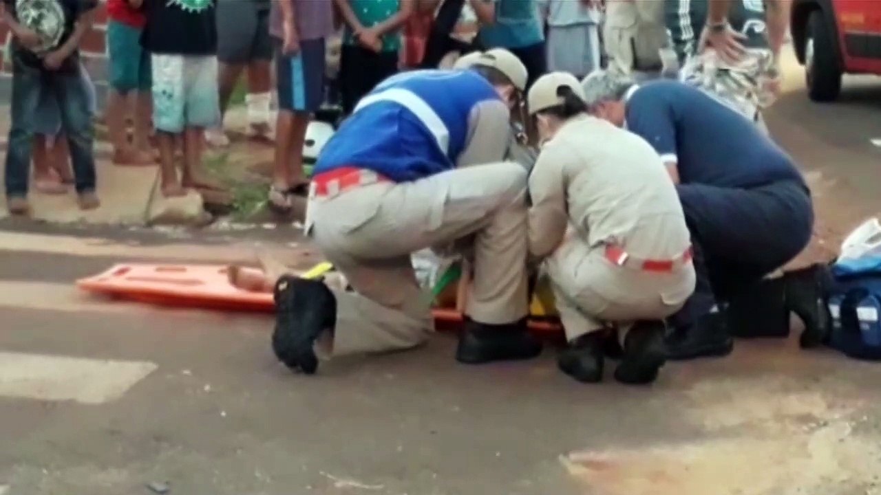 Criança sofre ferimentos após bater bicicleta em carro no Riviera