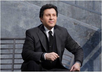 الفنان هاني شاكر يُغني بهذه اللكنة لأول مرة بعد مسيرته الحافلة