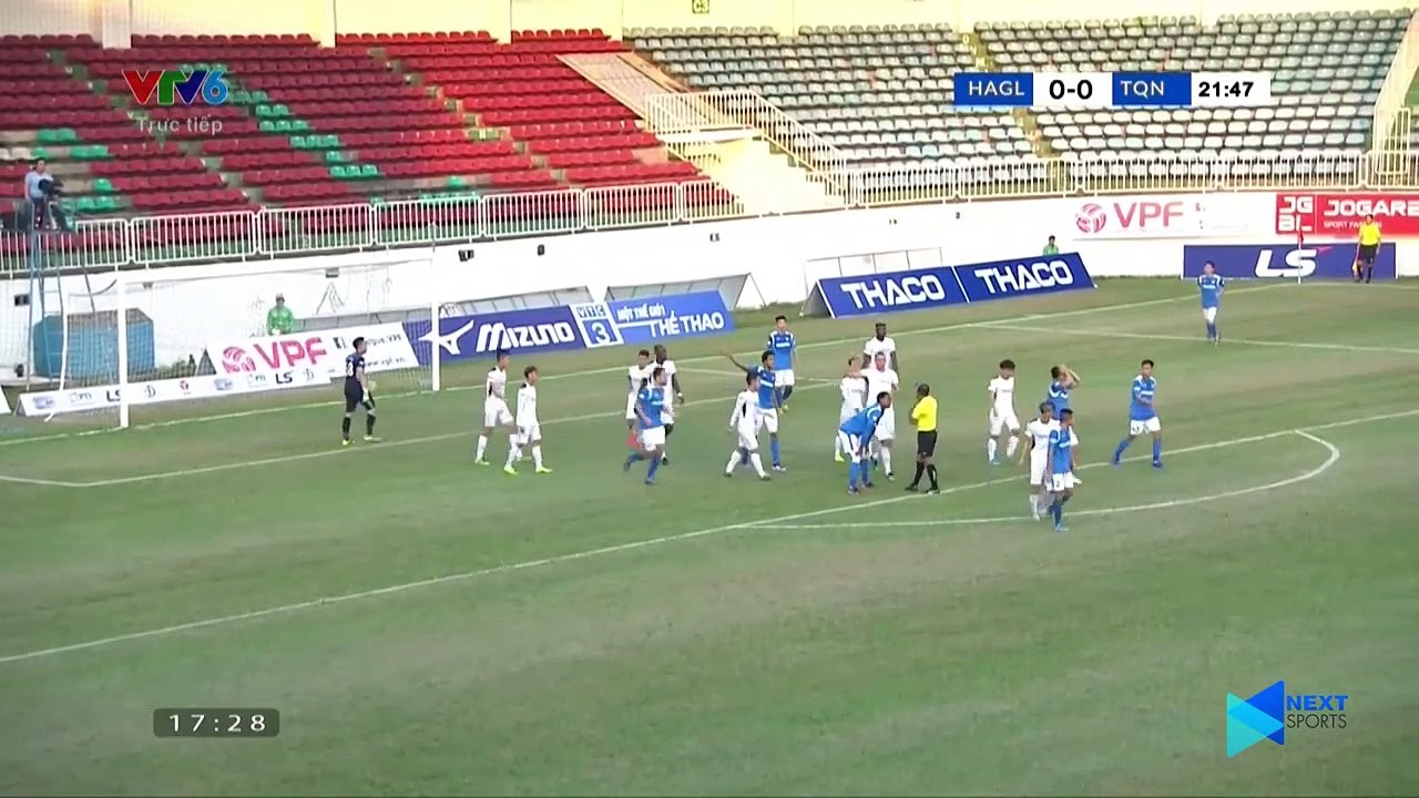 Bóng sát cột dọc! HAGL run rẩy chống đỡ pha tấn công của Than Quảng Ninh | NEXT SPORTS