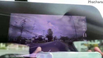 Quick Reflexes Save Motorcycle From Imminent Collision