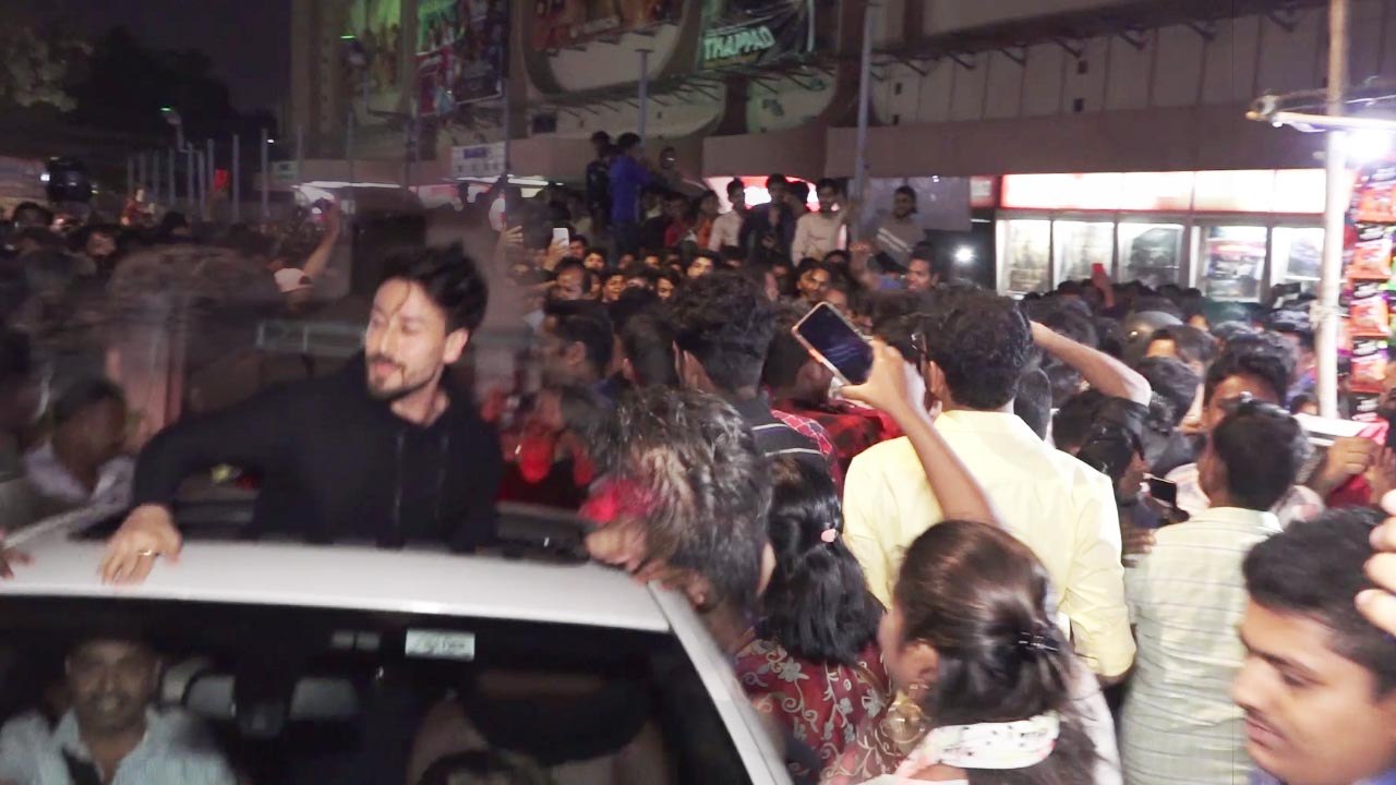 Tiger Shroff पहुंचे सिनेमा हॉल, बघी 3 पर देखी प्रशंसकों की प्रतिक्रियाओं | FilmiBeat