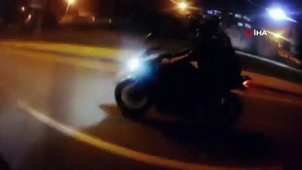 Motosiklette seyir halindeyken sürücü değiştirdiler... Trafikte tehlikeli hareket kamerada