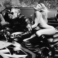 Pamela Anderson : entièrement nue sur une moto pour la journée de la femme !