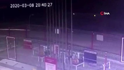 Damperi açılan odun kamyonu düz yolda böyle devrildi