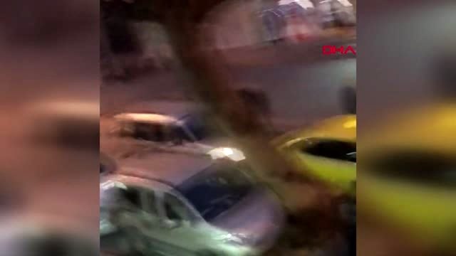 BAĞCILAR'DA TRAFİKTE YOL VERME KAVGASI KAMERADA