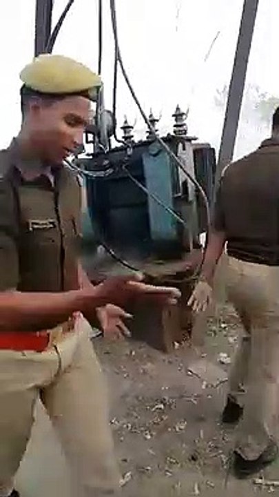 फतेहपुर: ट्रांसफार्मर में लगी आग, थाना गाजीपुर की पुलिस ने बुझाई आग
