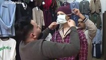 تاجر ملابس فلسطيني يستخدم طريقة مبتكرة للتوعية بعد انتشار كورونا