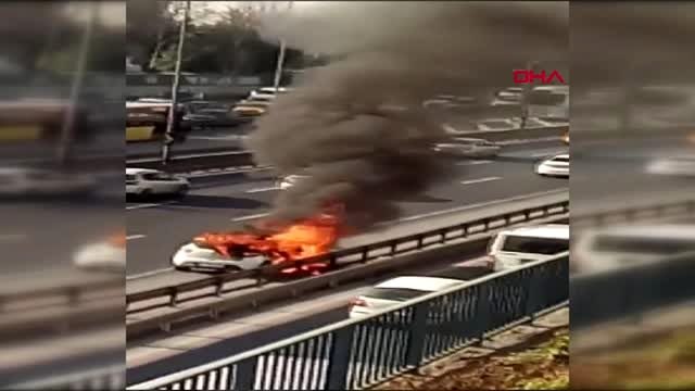 BAYRAMPAŞA D-100'DE OTOMOBİL ALEV ALEV YANDI