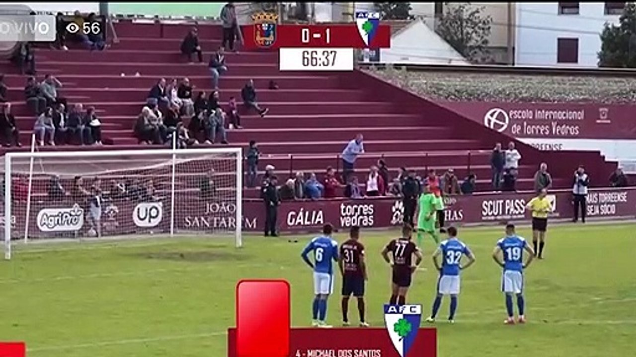 Árbitro manda repetir penálti 3 vezes... (até o jogador conseguir marcar)