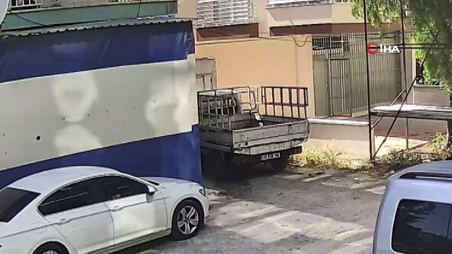 Çocuğunun gözü önünde genç kadına dehşeti yaşattı, o anlar kameraya böyle yansıdı