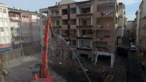 Silivri'de hasarlı yapıların yıkımına devam ediliyor