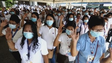 Filipinas prohíbe el contacto físico de Duterte con el público por COVID-19