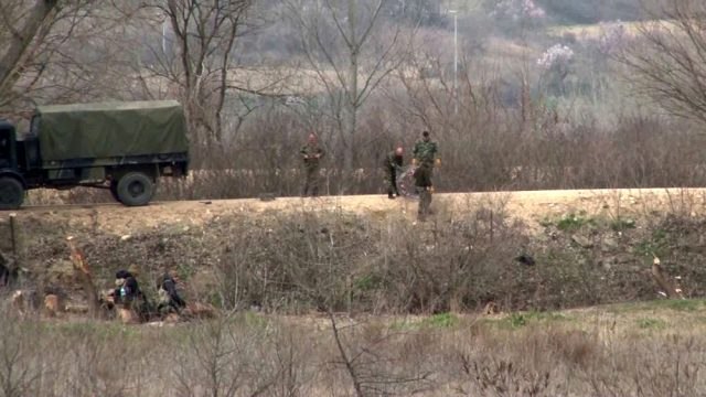 Yunan askeri Meriç Nehri'ne dikenli teller çekiyor