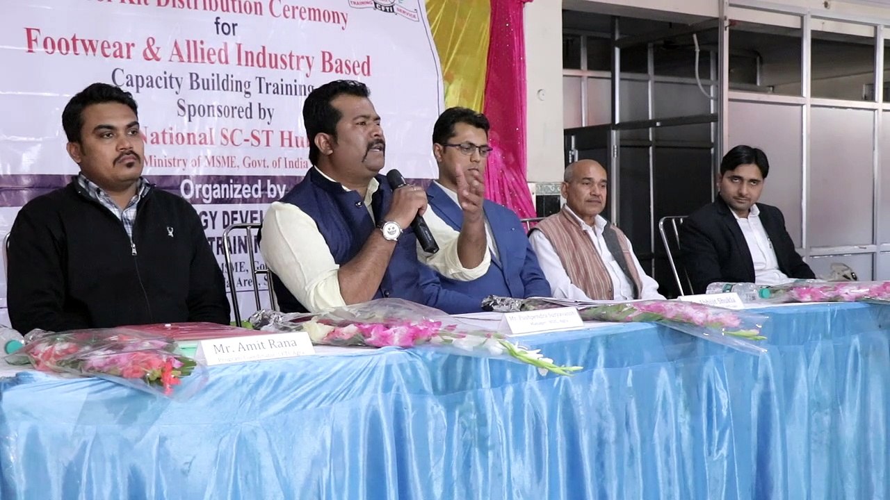 उन्नाव: NSIC- SCST हब योजना के अंतर्गत प्रशिक्षार्थियों को टूल किट का किया वितरण
