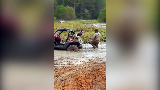 Un homme demande une femme en mariage dans la boue