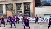 Esperpéntico baile de unas feministas al ritmo de 'Comando G': 