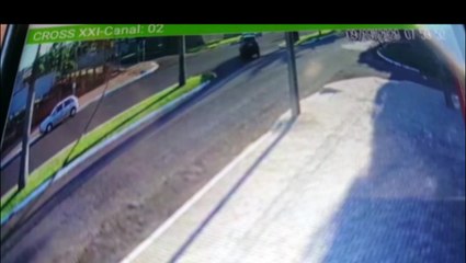 Câmera mostra colisão entre carro e moto no Coqueiral
