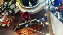 Improvisação de jazz no atlântico shopping em Balneário de Comburiu