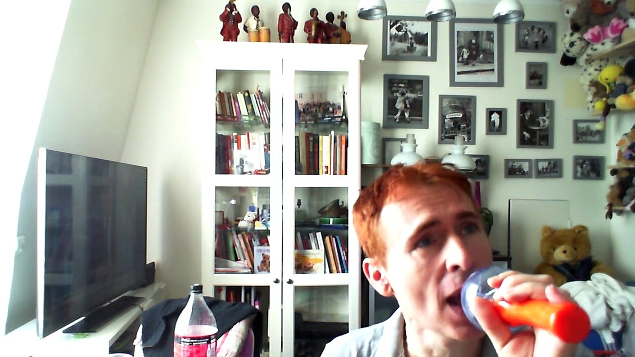 Wiwi égratigne "sur les murs de ta chambre" d'Eva Spector