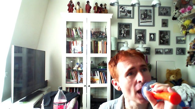 Wiwi égratigne sur les murs de ta chambre d'Eva Spector