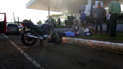 Em troca de faixas carro e moto batem e motociclista fica ferido