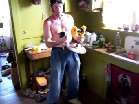 Il invente un outil inspiré d’un tournevis pour tourner aussi vite qu’il peut.