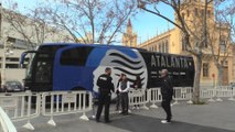 El Atalanta, recibido por unos pocos aficionados en su hotel de Valencia