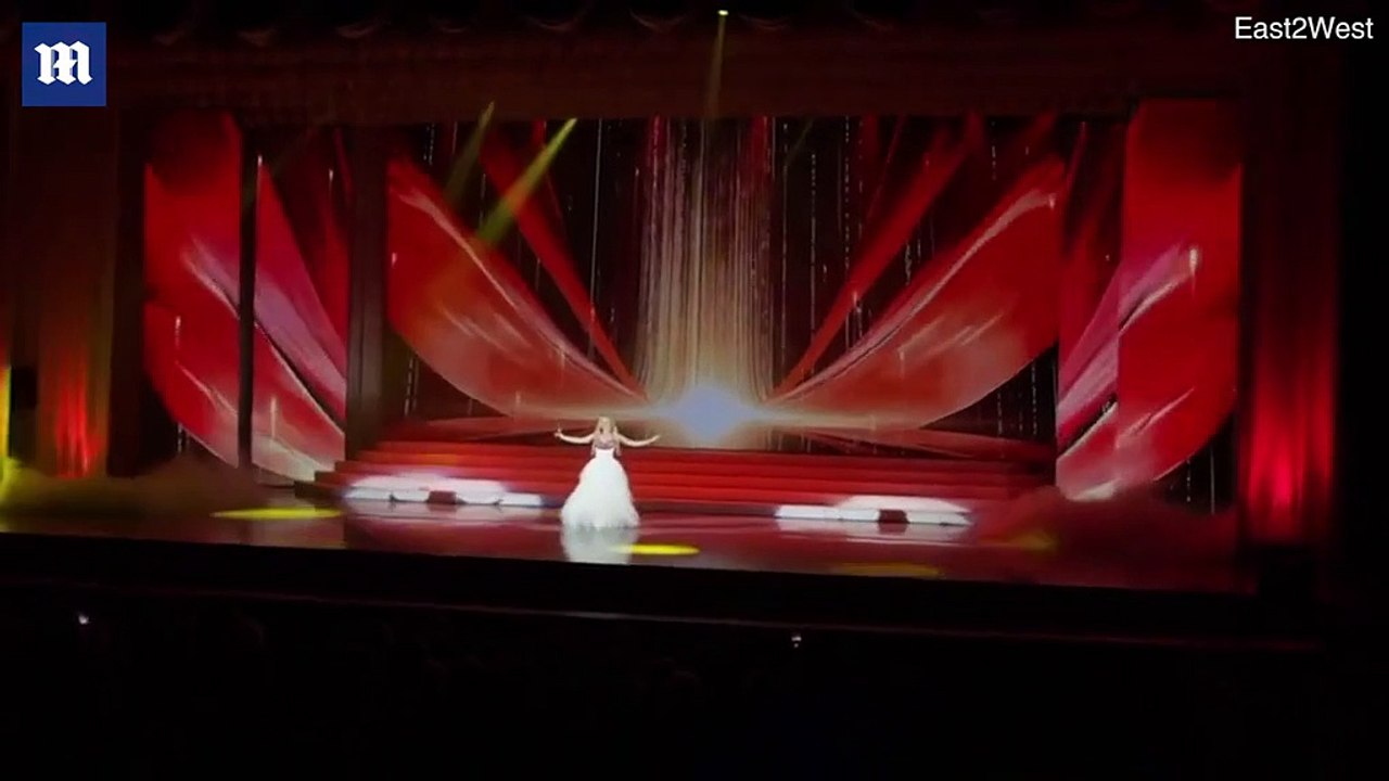 Cette chanteuse tombe sur 3 mètres dans la fosse et continue le show malgré un pied cassé