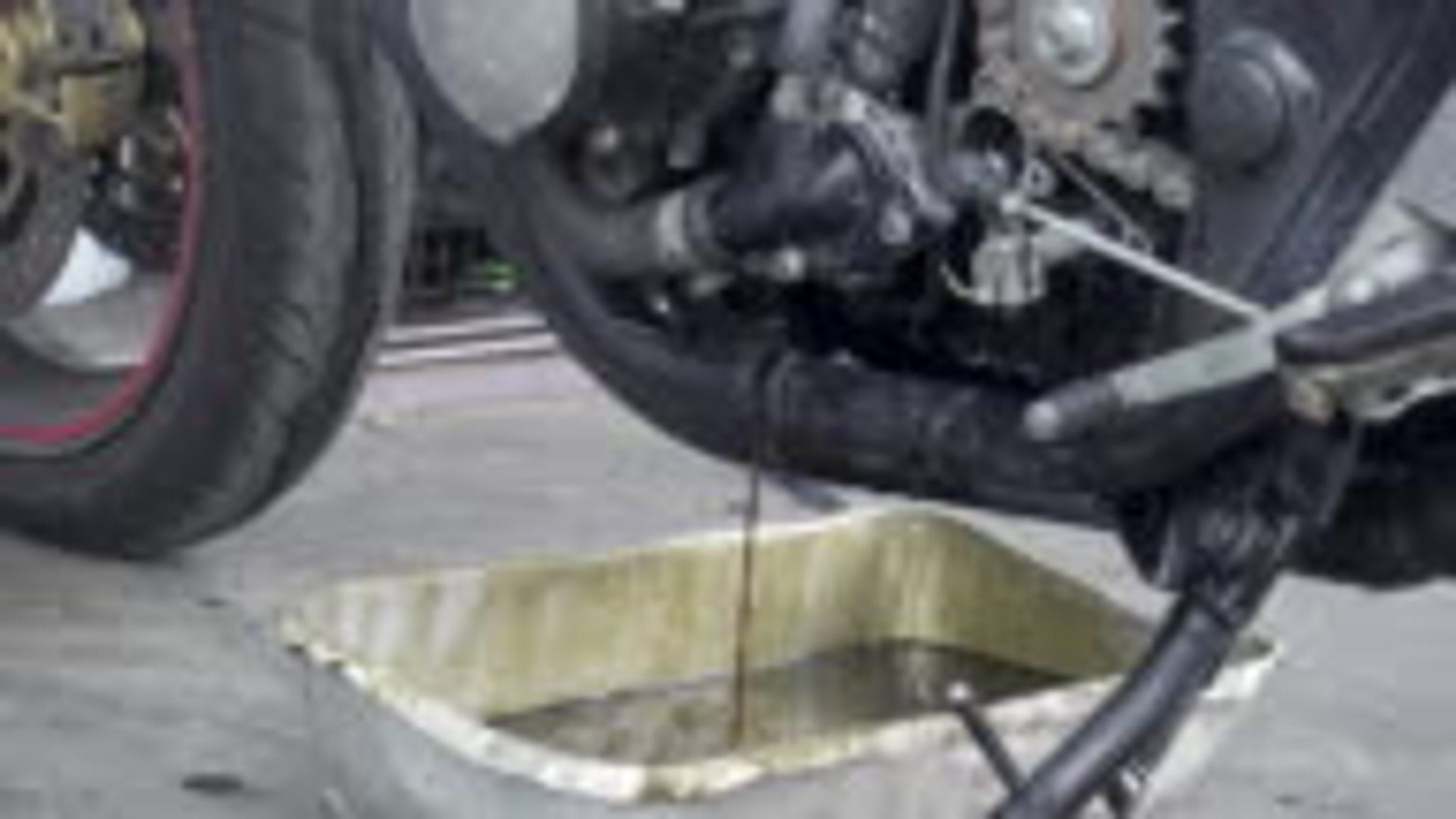 Comment vidanger sa moto ? - Vidéo Dailymotion