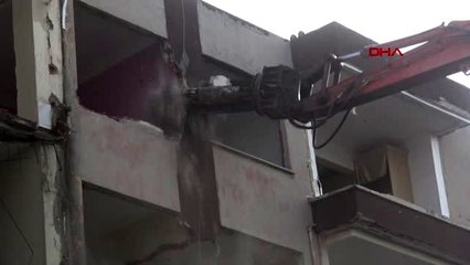 İSTANBUL Silivri'de 45 yıllık bina kentsel dönüşüm kapsamında yıkıldı