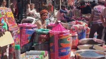 El miedo al COVID-19 tumba ventas previas al festival más colorido de India