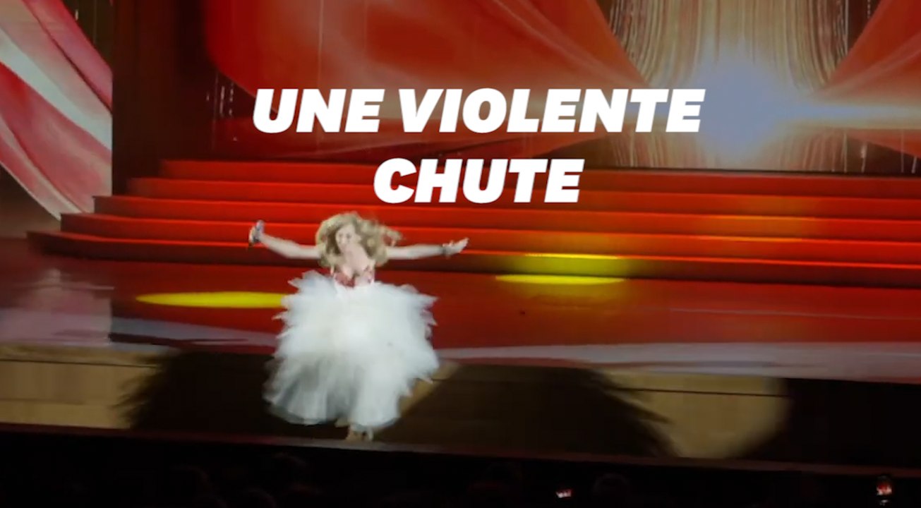 Malgré sa chute, cette chanteuse russe a tenu à terminer sa chanson