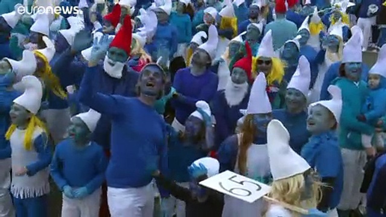 شاهد: "السنافر" الفرنسية تتحدى فيروس كورونا وتحطم الرقم القياسي لأكبر تجمع