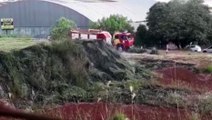 Bombeiros combatem incêndio ambiental que se aproximava de barracão no Trevo Cataratas